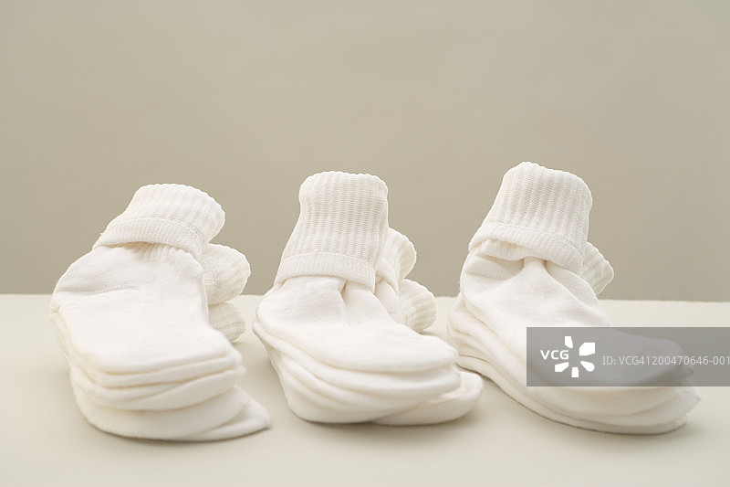 三堆白色筒袜图片素材