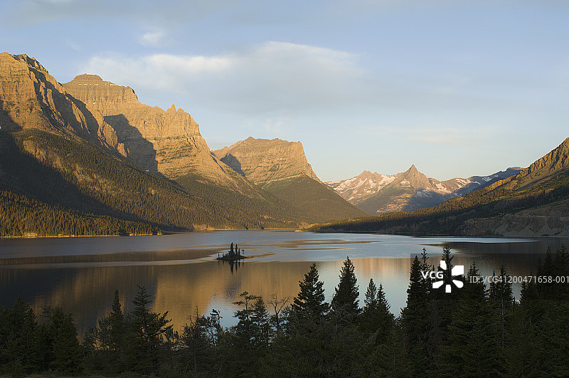 美国蒙大拿州冰川国家公园圣玛丽湖和野鹅岛的黎明景色图片素材