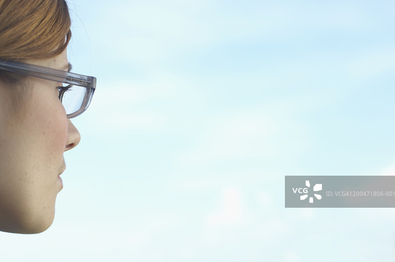 户外少女（16-18岁），戴着眼镜，侧视图图片素材