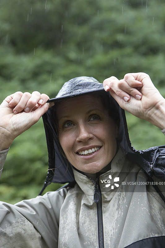 户外穿着防水外套的女人图片素材
