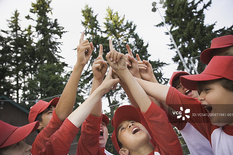 欢呼雀跃的棒球少年图片素材