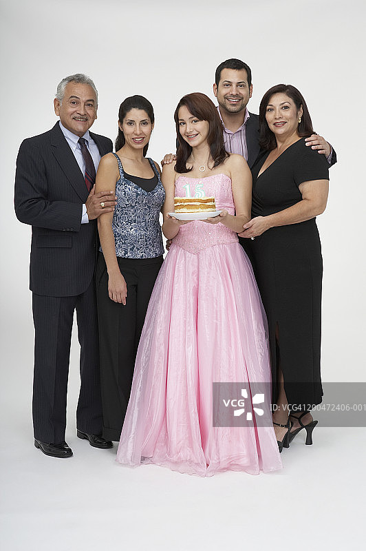 一对中年夫妇和一对中年夫妇与一个少女站在一起的肖像图片素材