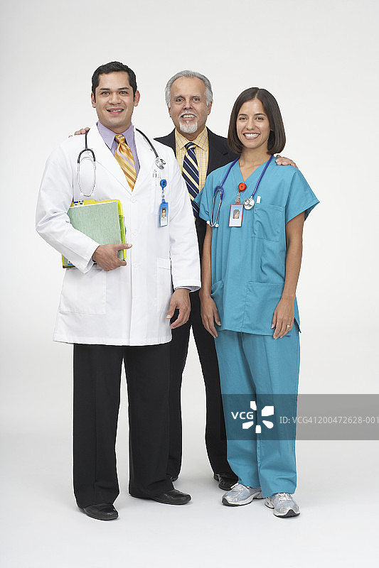 女护士和男医生与站在他们身后的老年男人肖像图片素材