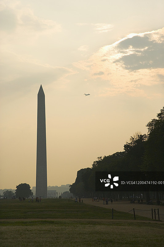 美国华盛顿哥伦比亚特区日落时分的华盛顿纪念碑图片素材