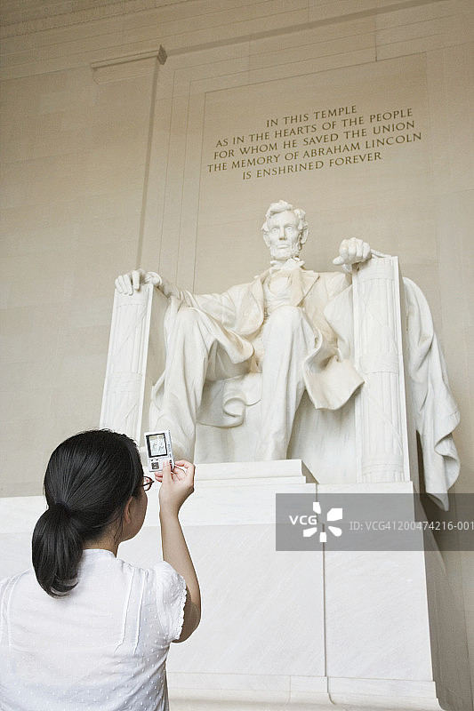 美国华盛顿特区，年轻女子拍摄林肯纪念堂图片素材