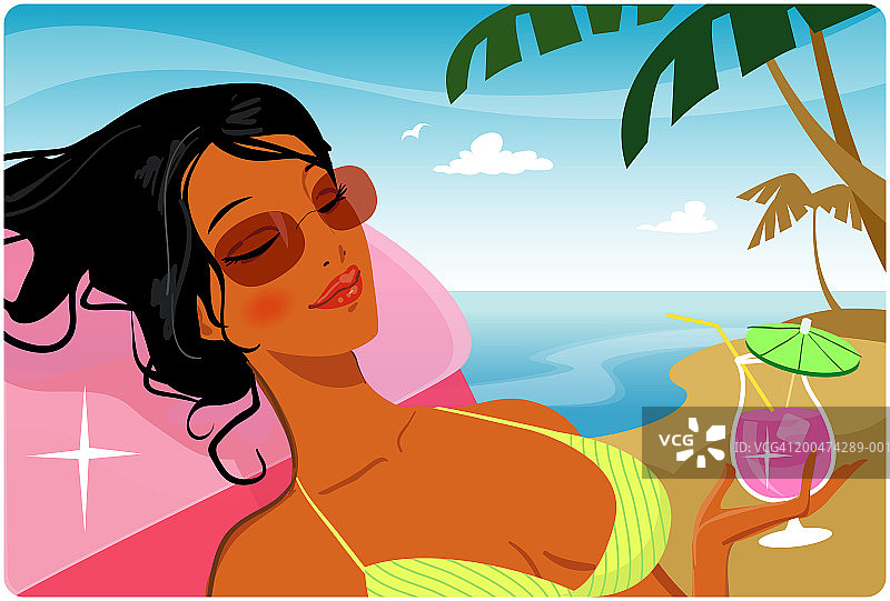 在海滩上日光浴，手持鸡尾酒的年轻女人图片素材