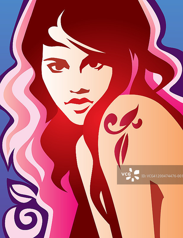 肩部有纹身的年轻女人图片素材