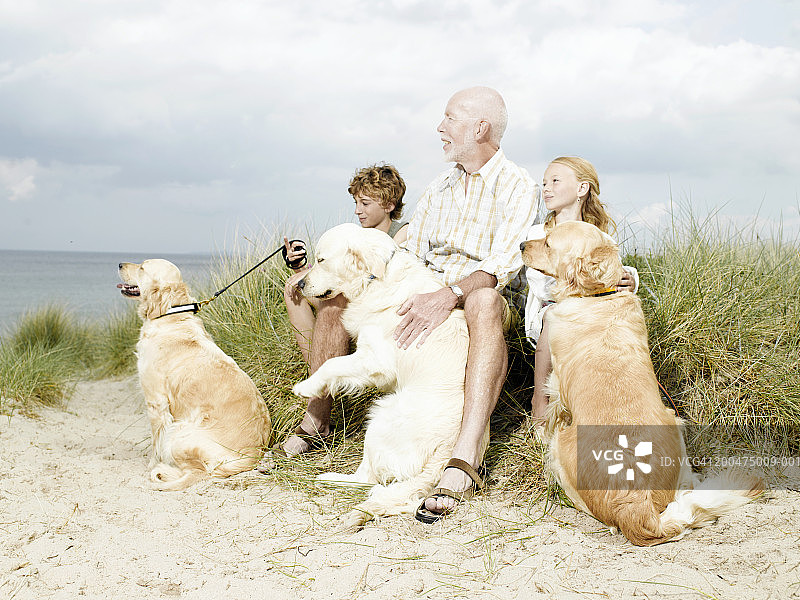祖孙与狗在沙滩上图片素材
