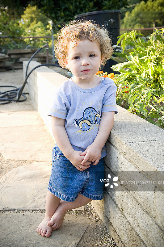 倚靠在墙上的男婴（15-18个月）肖像图片素材