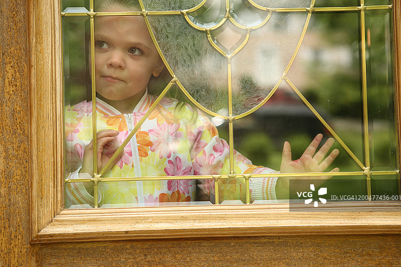 小女孩透过铅制玻璃窗图片素材