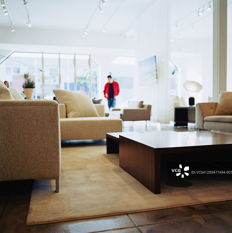 家具店里的顾客（柔焦）图片素材