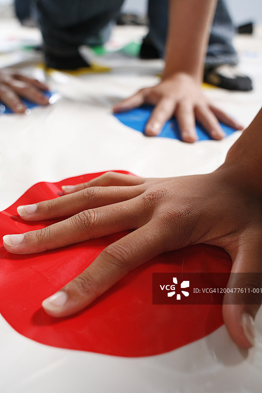 一群青少年（16-19岁）玩地板游戏，特写图片素材