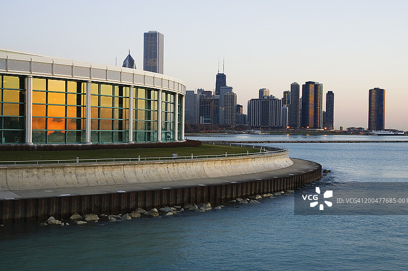 美国伊利诺伊州芝加哥天际线与谢德水族馆黎明图片素材