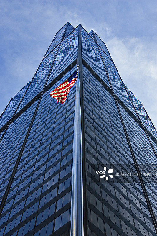 美国伊利诺伊州芝加哥西尔斯大厦和美国国旗的仰视角度图片素材