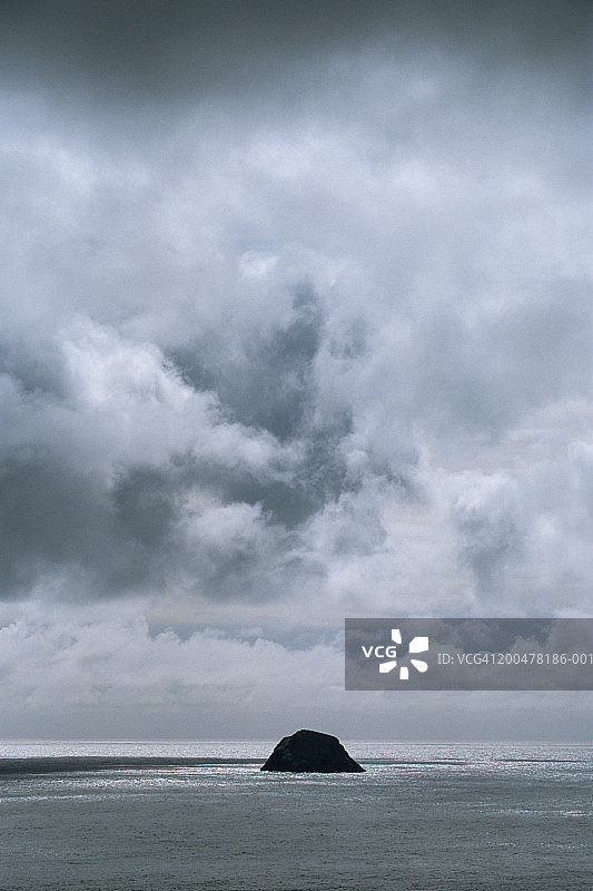 苏格兰圣基尔达群岛，莱文尼什上空的暴风云图片素材