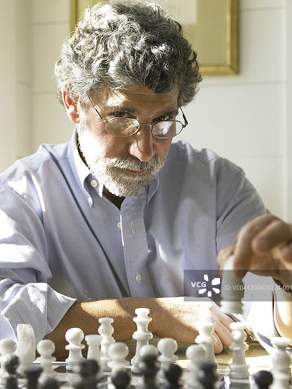 中年男人下棋肖像图片素材