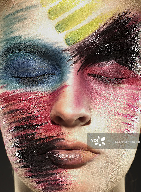 化着舞台妆、闭着眼睛的少女（15-17岁）特写图片素材