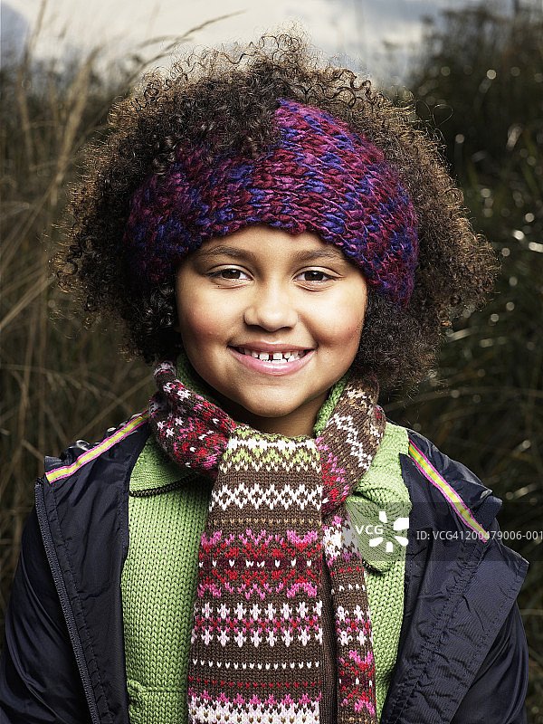 戴着围巾微笑的女孩（5-7岁），肖像图片素材