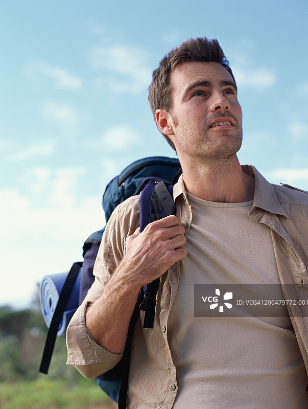 男子户外徒步仰视图片素材