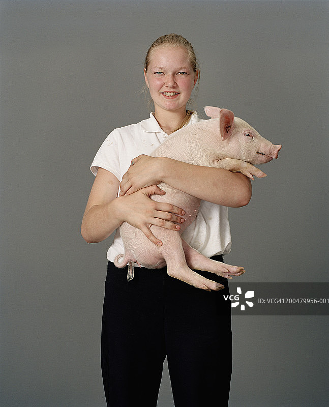 抱着小猪的少女 (12-14岁) 肖像图片素材