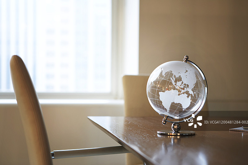 办公室桌上的水晶地球仪图片素材