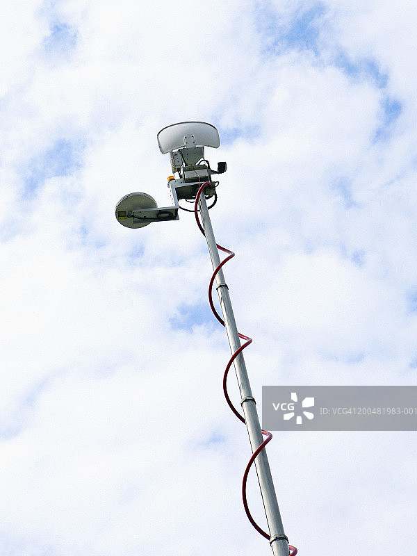 户外移动通信天线，低角度视图图片素材