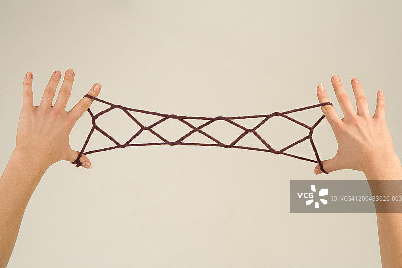 女人玩翻绳游戏特写图片素材