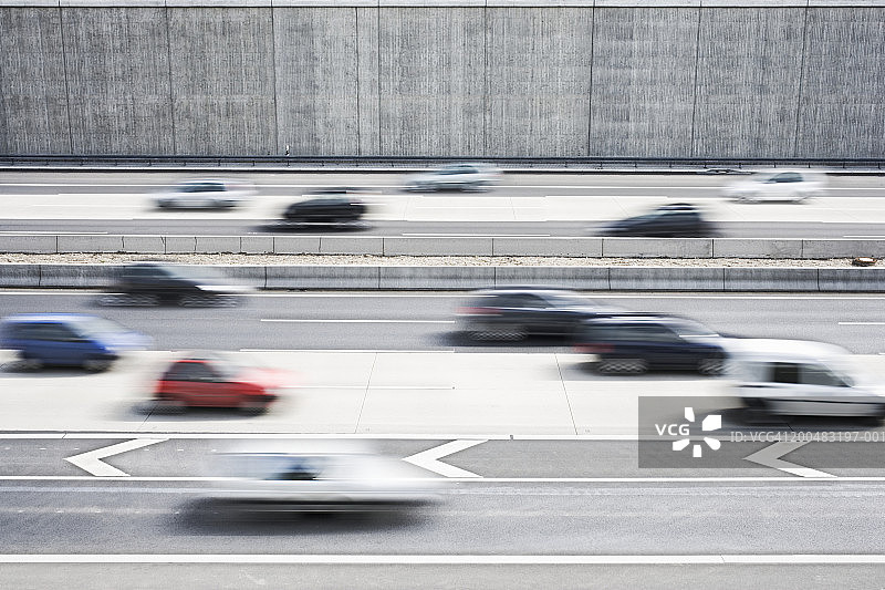 高速公路上的汽车（虚焦效果）图片素材