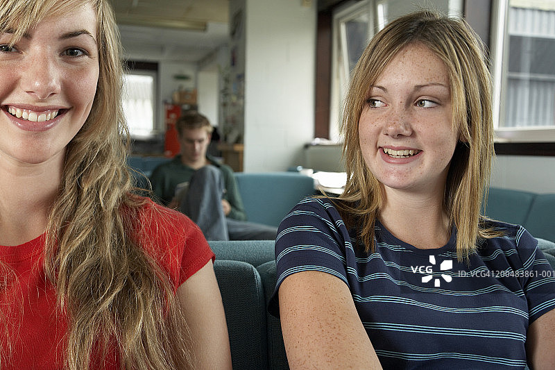 两名女学生在公共休息室放松，微笑特写图片素材