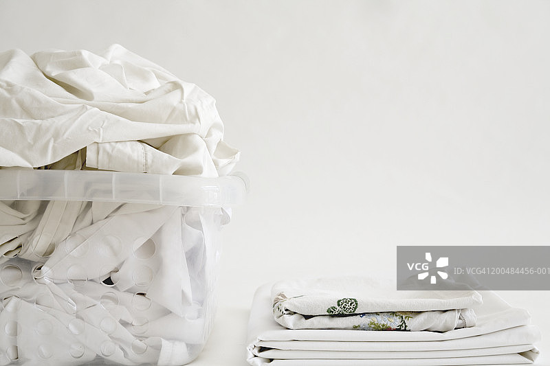洗衣篮与叠好的床单图片素材