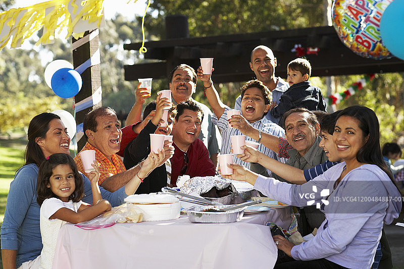 大家庭在公园聚会图片素材