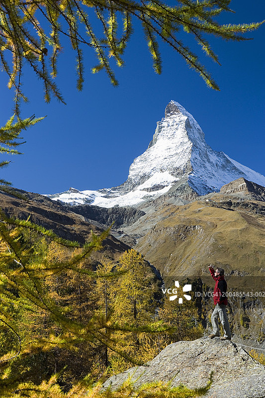 瑞士采尔马特：马特宏峰，站立的男子侧视图图片素材