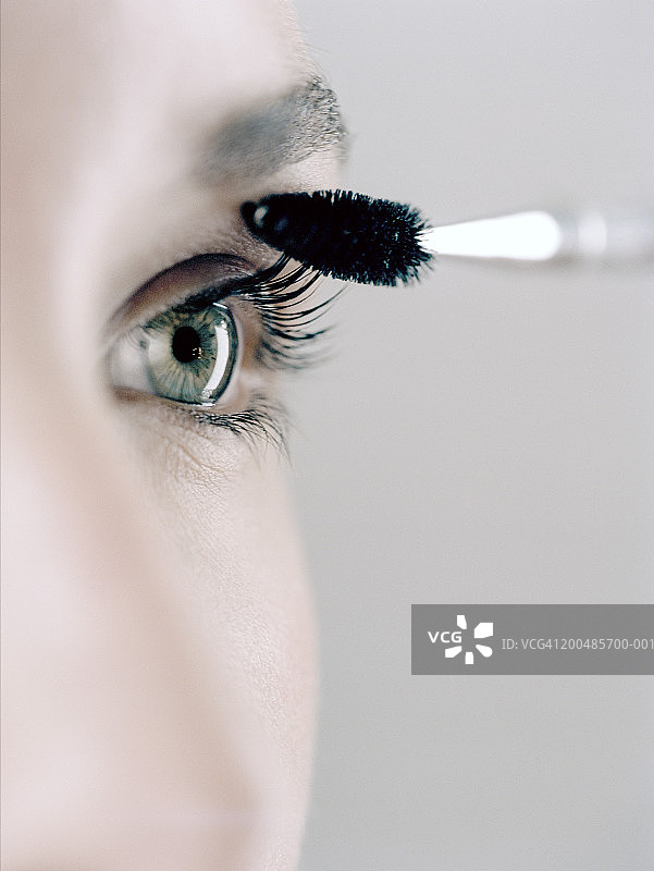 使用睫毛夹的年轻女人（柔焦）图片素材