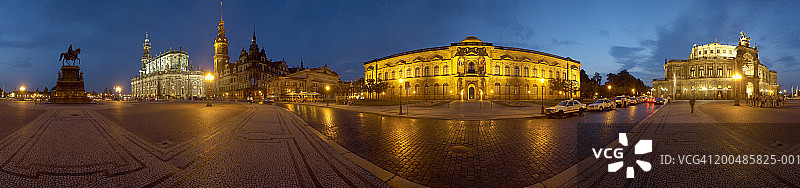德国萨克森州德累斯顿森珀歌剧院和剧院广场黄昏景色图片素材
