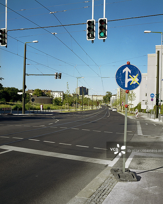 空旷街道上的交通信号灯和道路标志图片素材