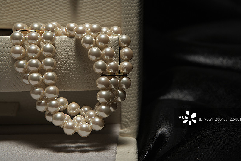 珠宝盒中的珍珠项链特写图片素材