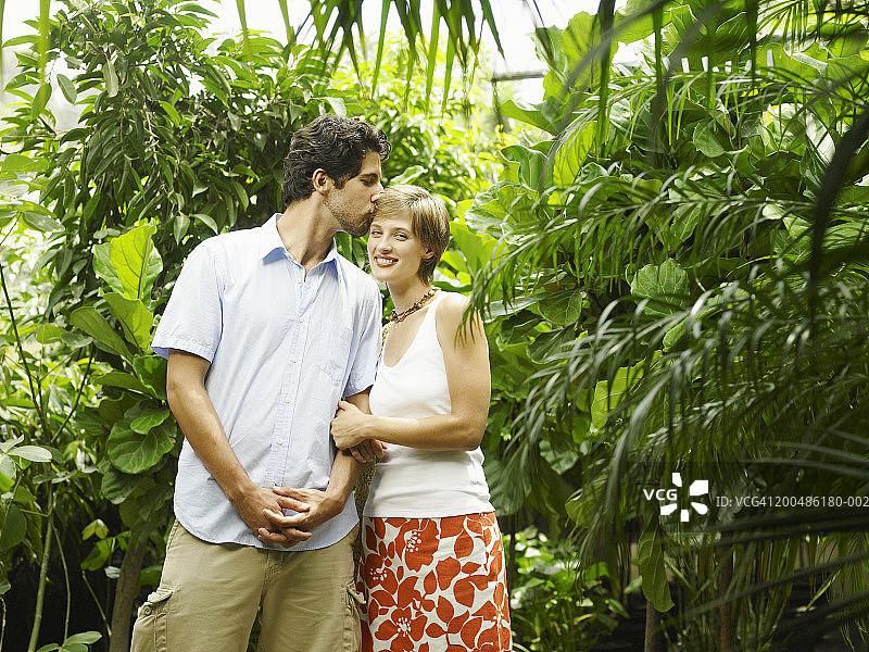 温室里的年轻夫妇图片素材