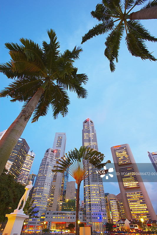 新加坡金融区莱佛士雕像（黄昏）图片素材