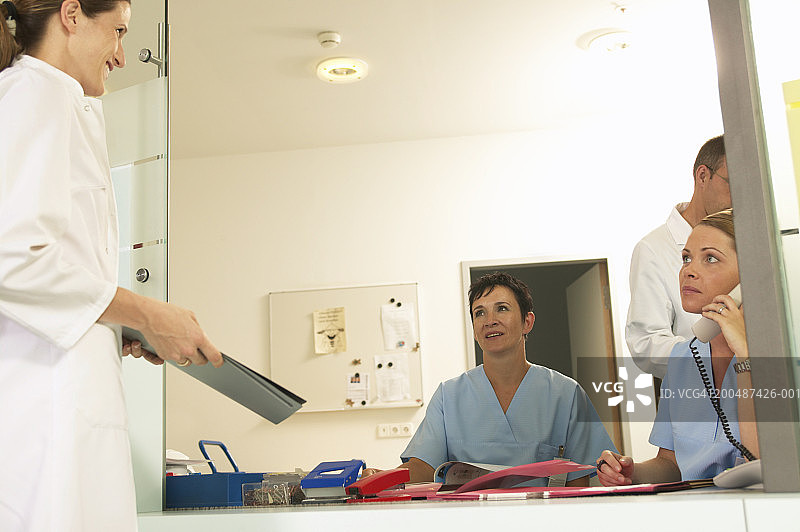 医院工作人员一人正在打电话图片素材