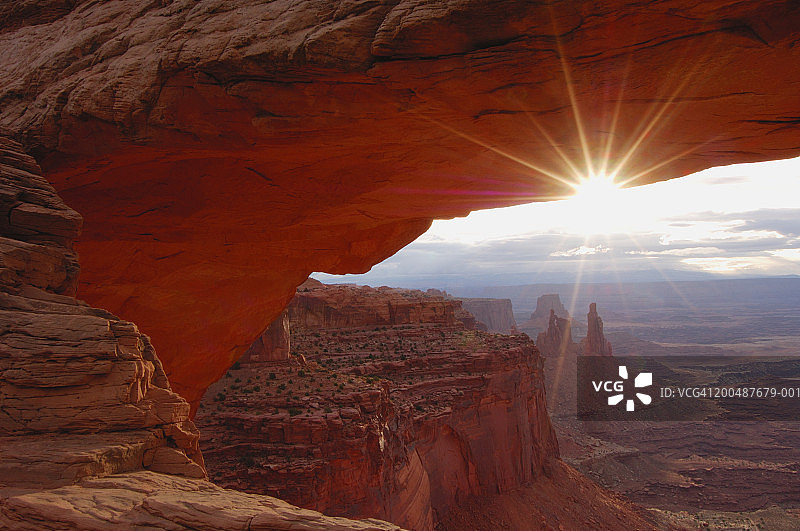 美国犹他州：日出时分的梅萨拱门和洗衣妇岩层图片素材