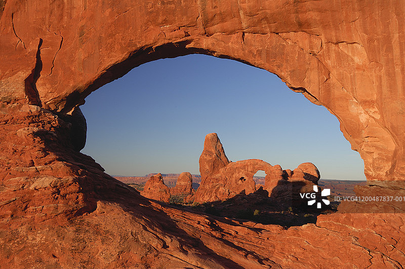 美国犹他州摩押市，拱门国家公园，日出时分的炮塔拱门图片素材