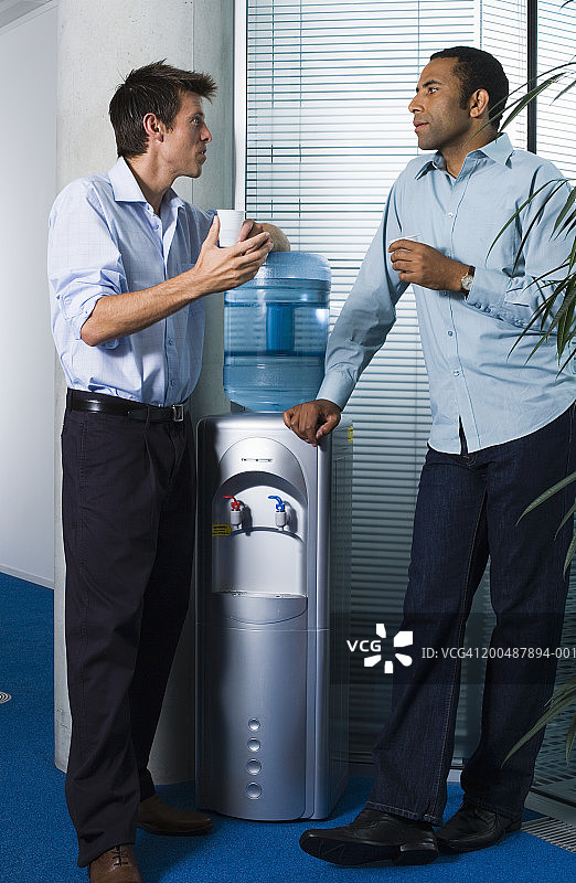 两位商人站在饮水机旁图片素材