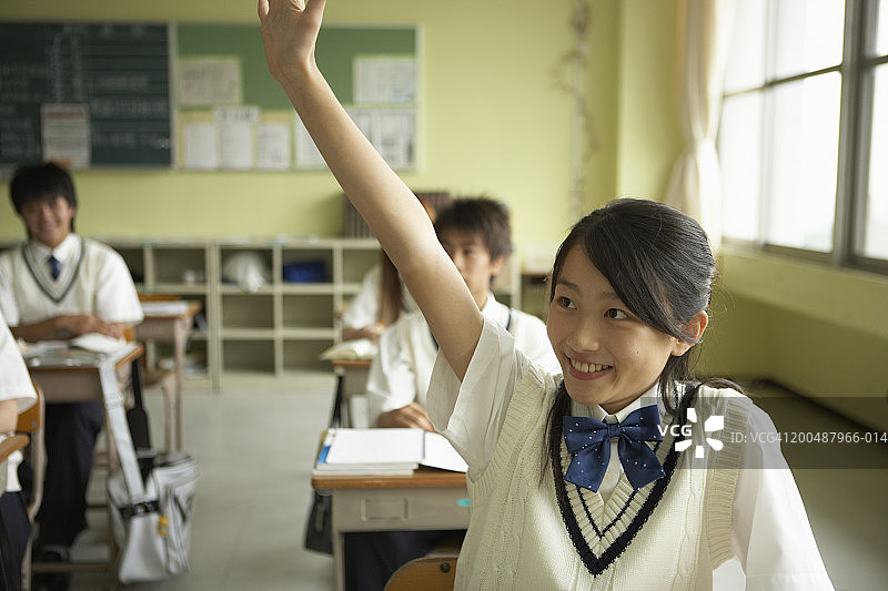 在课堂上举手的青少年女学生（12-14岁）图片素材