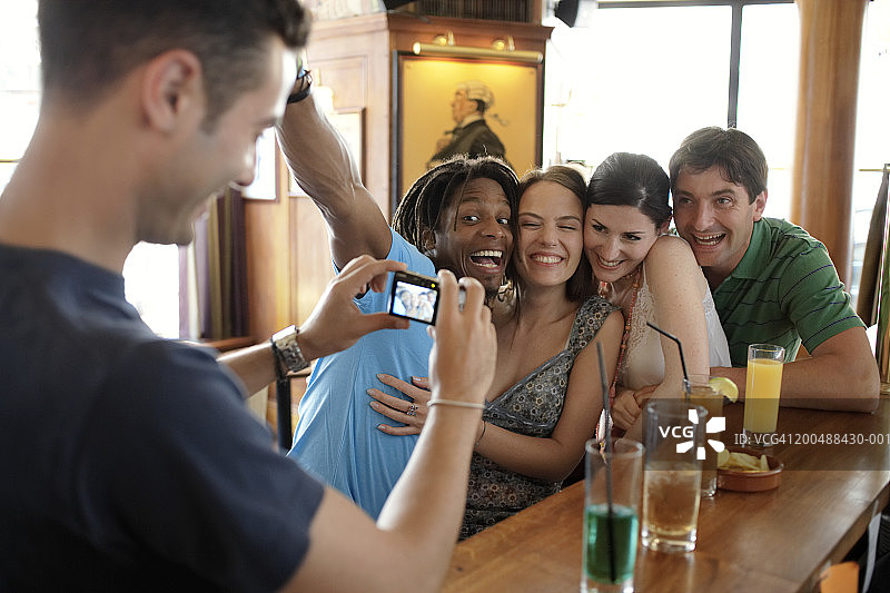 一群朋友在酒吧互相拍照图片素材
