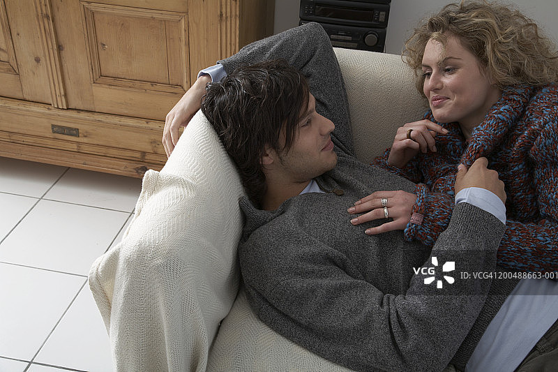 情侣在沙发上拥抱特写，高角度拍摄图片素材