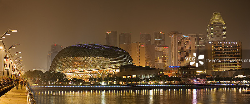 新加坡滨海艺术中心和天际线，黄昏图片素材