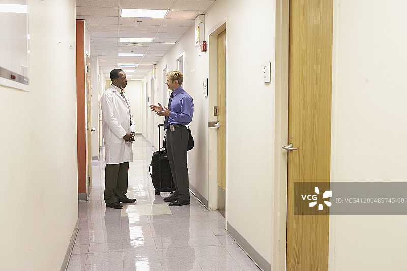 医疗行业代表与医生会面图片素材