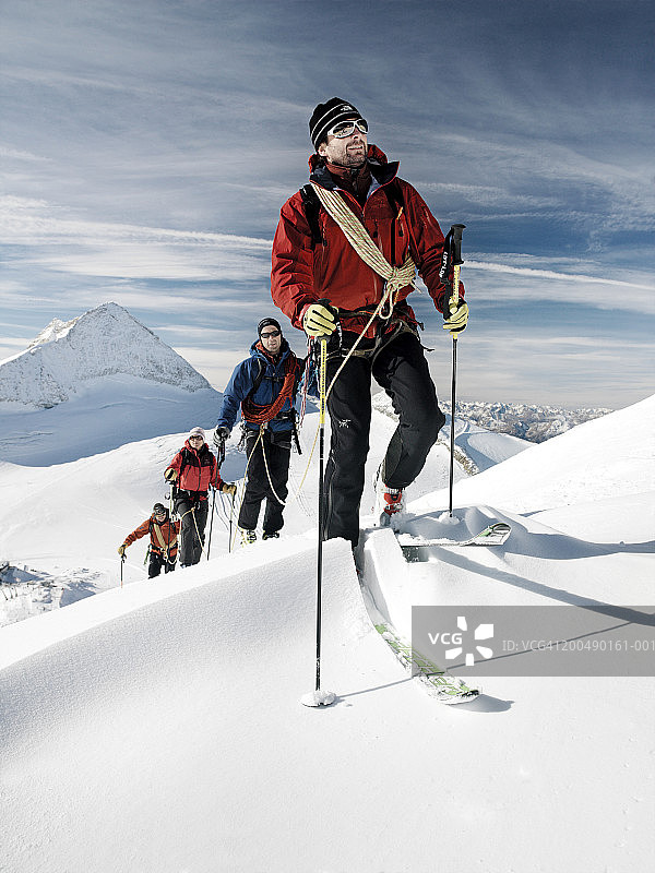 奥地利蒂罗尔，四名滑雪者登上辛特图克斯冰川图片素材