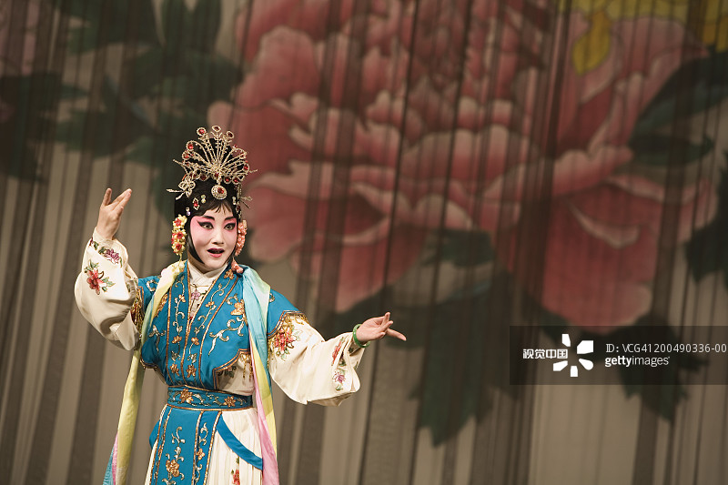 中国上海逸夫舞台女演员表演图片素材