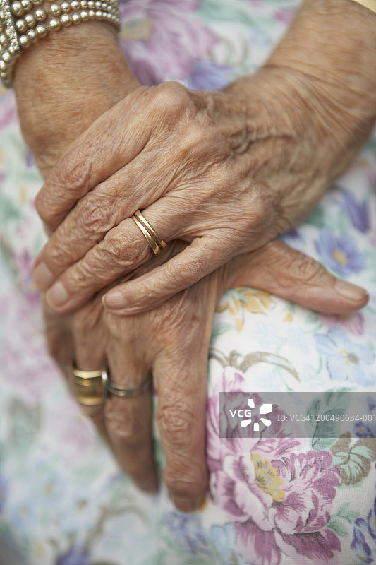 年长的女人紧握双手特写图片素材
